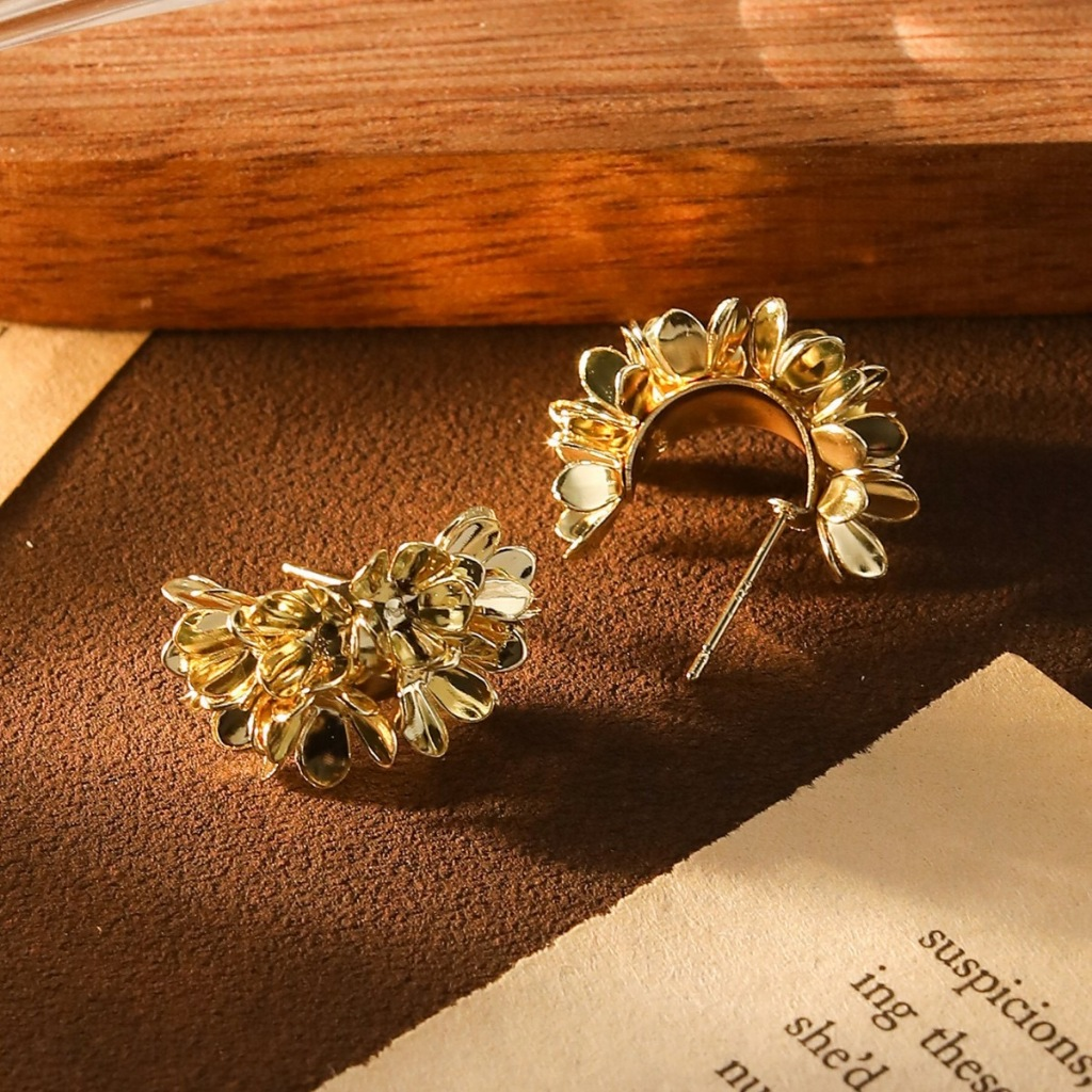 Brinco Flor de Luxo – Semijoia folheada a ouro e prata | Estilo europeu elegante