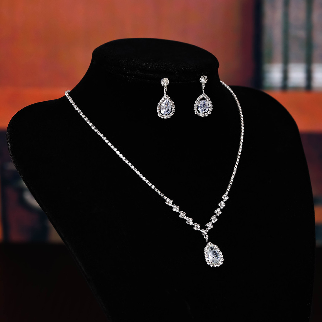 Conjunto de joias de prata femininas, incluindo colar, brincos e anel, adequado para casamentos e presentes