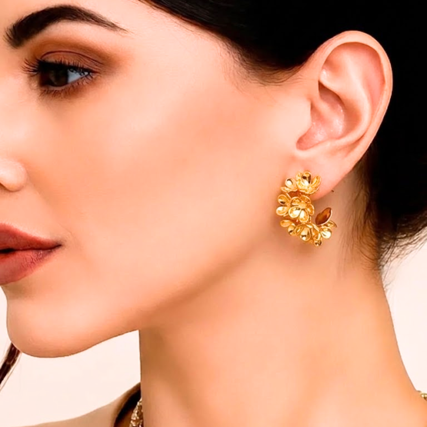 Brincos Royal Bloom™ – Flor 3D Banhada a Ouro 18K ou Prata 925 com Brilho Luxuoso