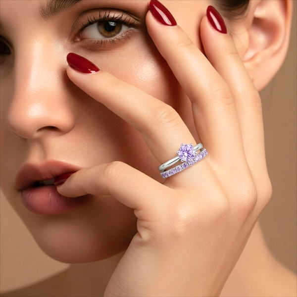 Anel Duplo Violet Shine™ – Solitário + Aparador Cravejado Lilás Banhado a Prata
