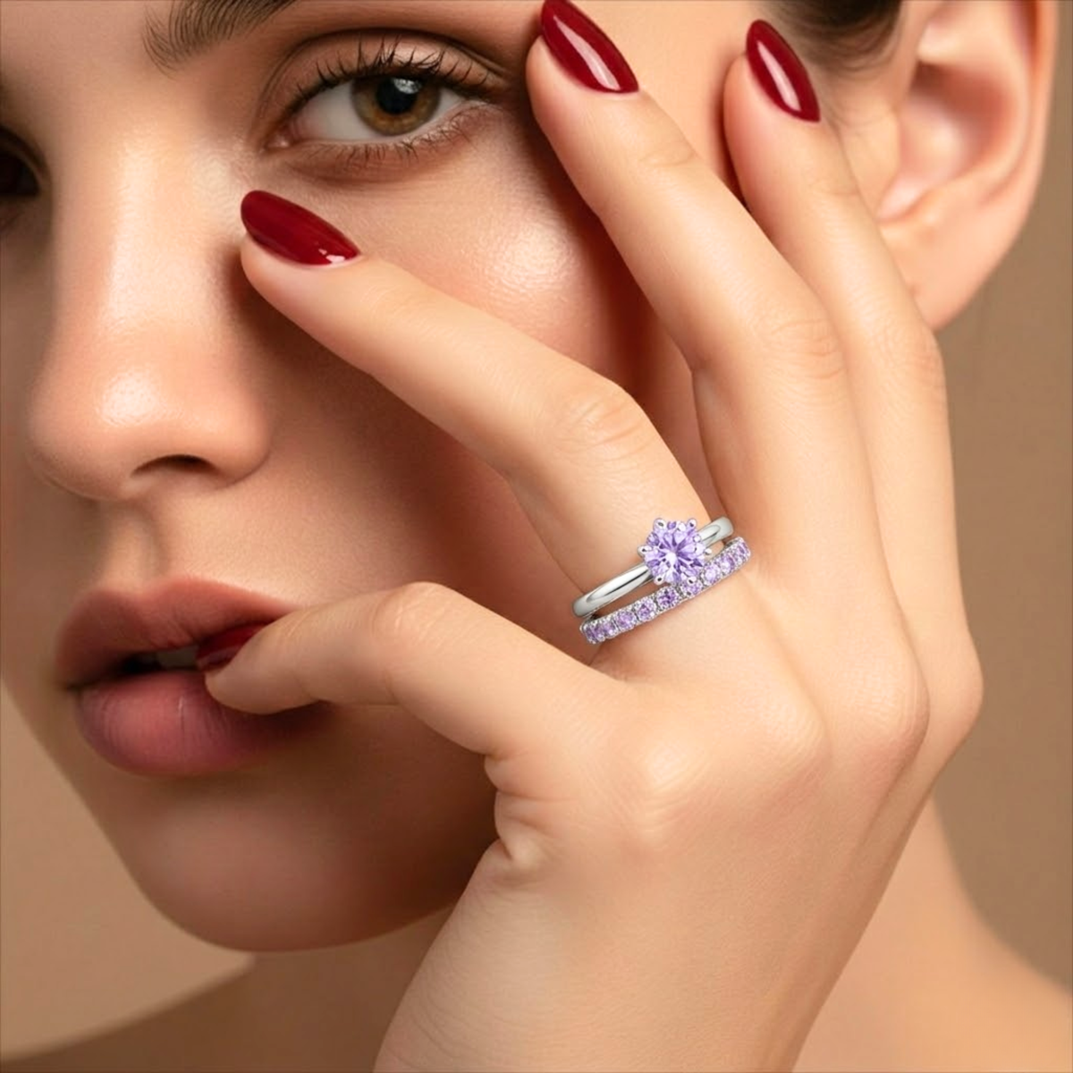 Anel Duplo Violet Shine™ – Solitário + Aparador Cravejado Lilás Banhado a Prata