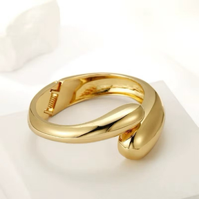 Conjunto Gota Bracelete brincos e anel dourado ou prata