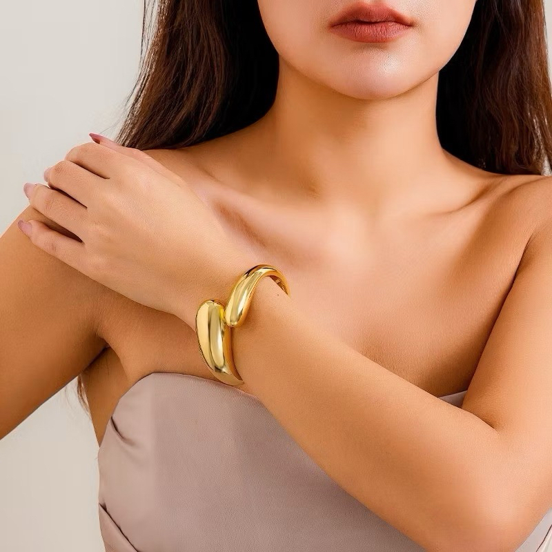 Conjunto Gota Bracelete brincos e anel dourado ou prata