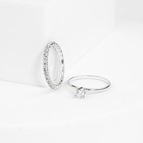 Kit com Dois Anéis Anel Solitário + Anel Aparador de Aliança Cravejado com Strass Banhado a Prata