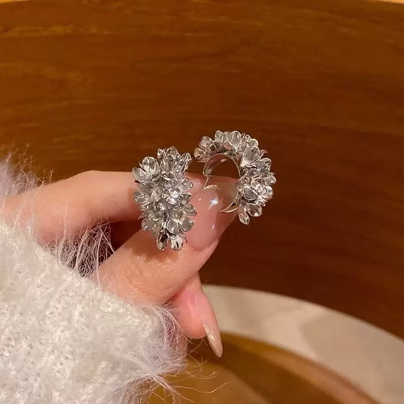 Brinco Flor de Luxo – Semijoia folheada a ouro e prata | Estilo europeu elegante