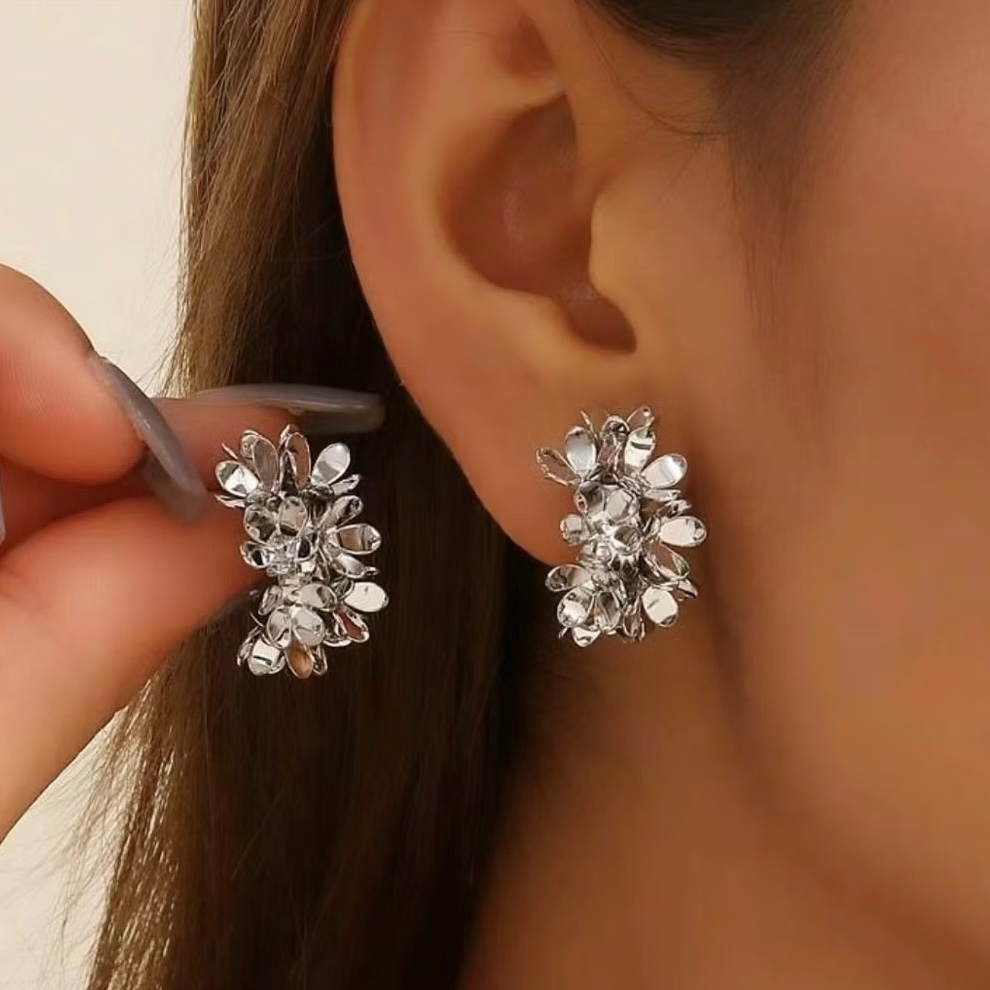 Brinco Flor de Luxo – Semijoia folheada a ouro e prata | Estilo europeu elegante