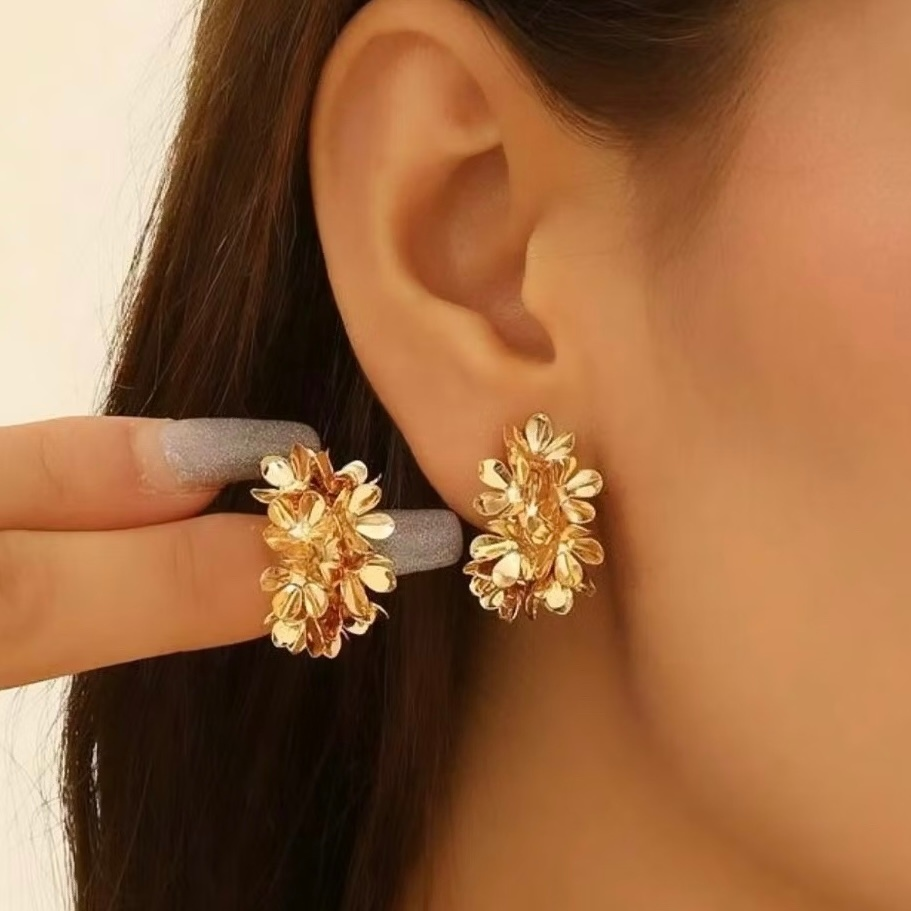 Brinco Flor de Luxo – Semijoia folheada a ouro e prata | Estilo europeu elegante