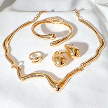 Conjunto Royal Fluid: A Elegância em Formato de Gota