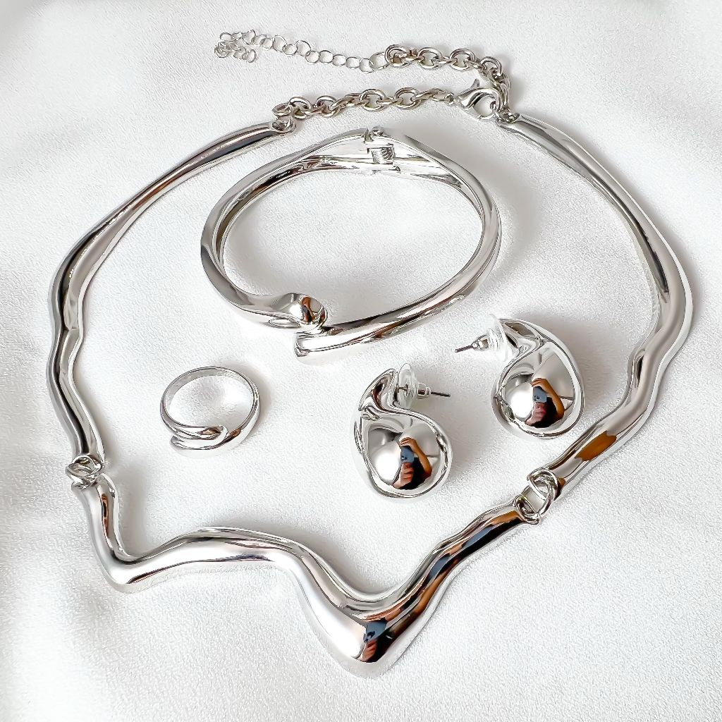 Conjunto Royal Fluid: A Elegância em Formato de Gota