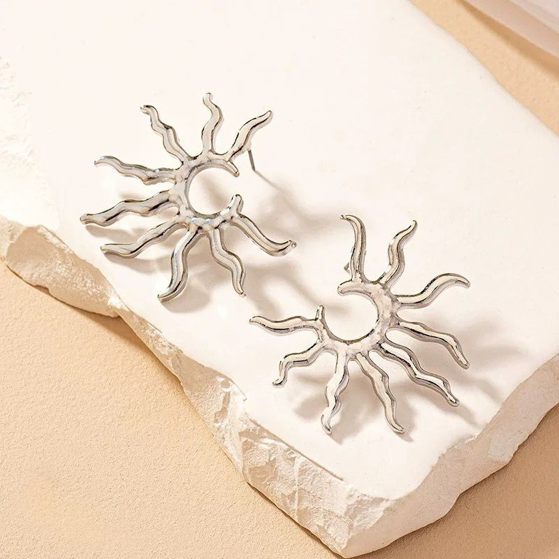 Brincos Solar Glow™ – Design Artístico em Formato de Sol