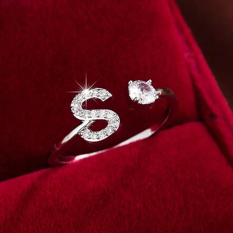Anel Initial Shine™ – Letra Cravejada em Zircônia