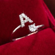 Anel Initial Shine™ – Letra Cravejada em Zircônia