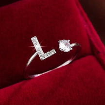 Anel Initial Shine™ – Letra Cravejada em Zircônia