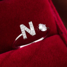 Anel Initial Shine™ – Letra Cravejada em Zircônia