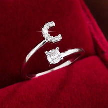 Anel Initial Shine™ – Letra Cravejada em Zircônia