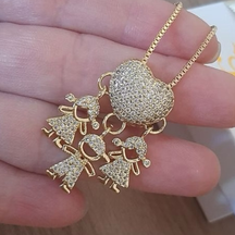 Colar Amor de Filhos™ – Pingente Coração com Menino/Menina em Microzircônias