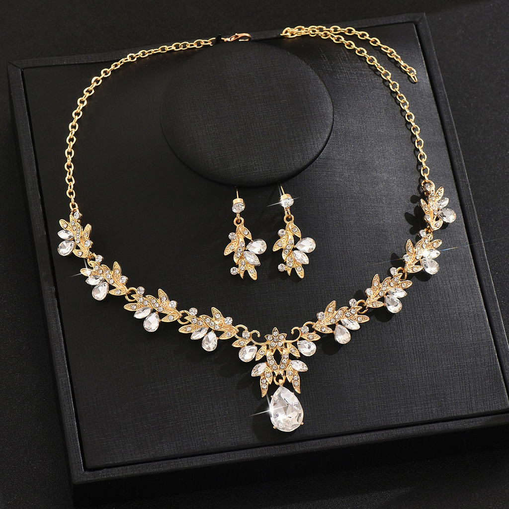 Conjunto Noiva Vintage: Flores, Pérolas e Brilho de Cristal