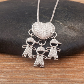 Colar Amor de Filhos™ – Pingente Coração com Menino/Menina em Microzircônias