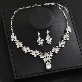 Conjunto Noiva Vintage: Flores, Pérolas e Brilho de Cristal