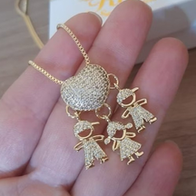 Colar Amor de Filhos™ – Pingente Coração com Menino/Menina em Microzircônias