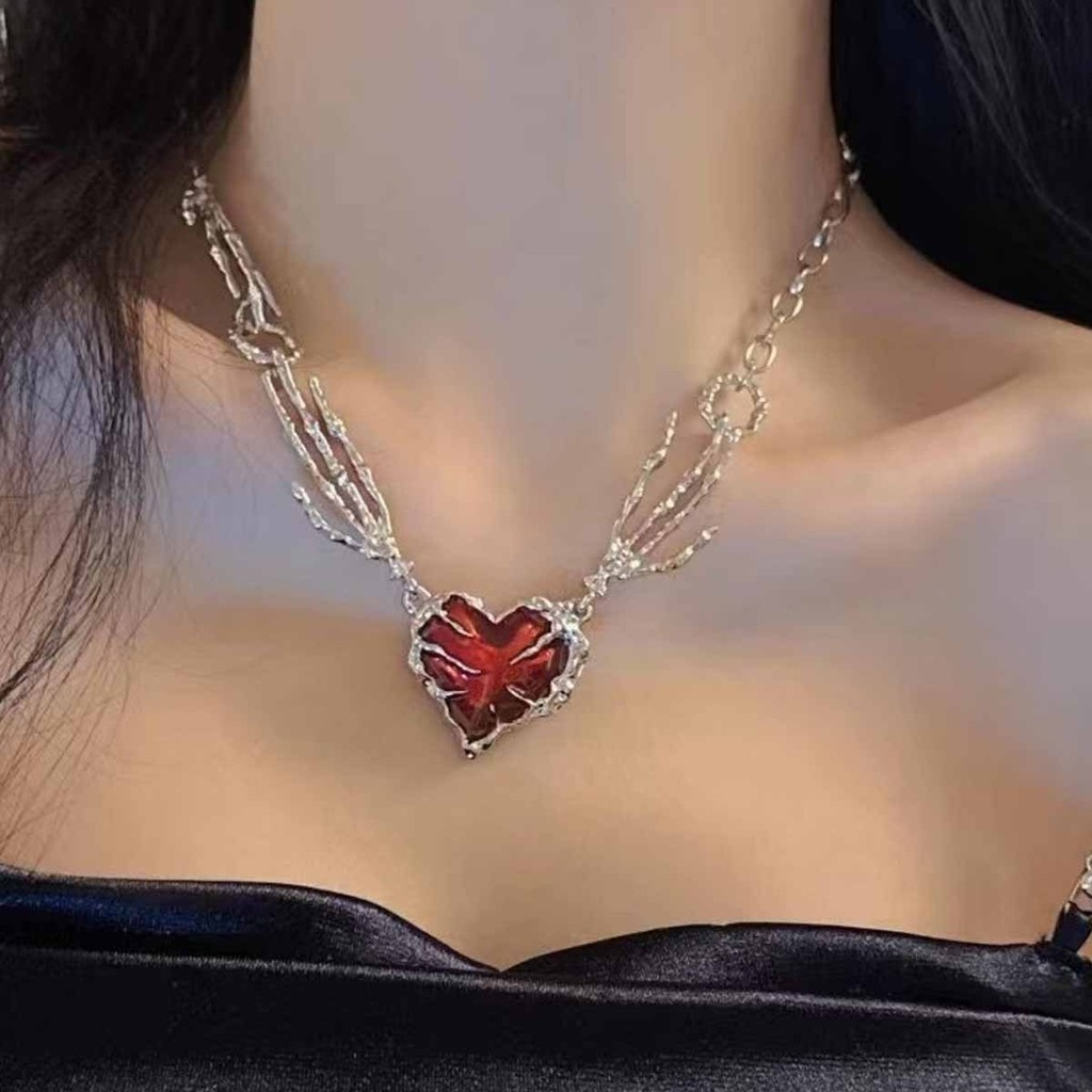 Colar feminino com pingente de caveira estilo punk, com garra, coração vermelho escuro, fashion, colar de clavícula