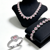 Conjunto Pink Heart Luxe™ – Colar, Pulseira e Anel com Coração Rosa Banhado Brilhante